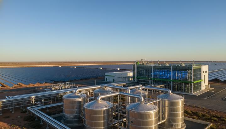 Во Флориде запущен первый в США полный цикл зеленого водорода Современная установка по производству зеленого водорода: промышленные резервуары и трубопроводы на фоне солнечной электростанции.